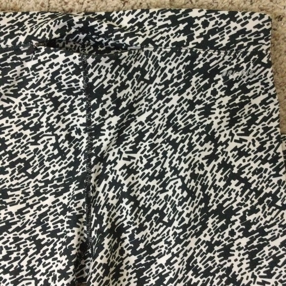 Nike Dri Fit Leggings Size M Black and White Print - Picture 4 of 4
